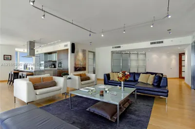4779 Collins Ave #401 1