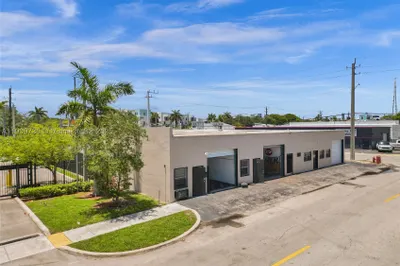 828 NW 1st St 1