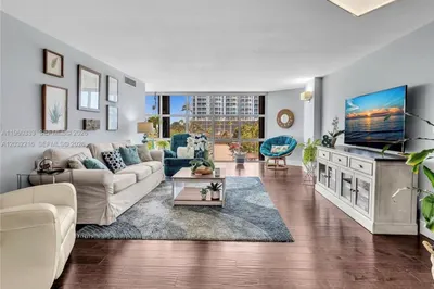 6423 Collins Ave #409 1