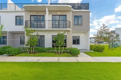 Beautiful corner unit with modern fa?ade, landscap
