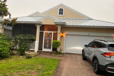 107 NW Summerville Ct 1
