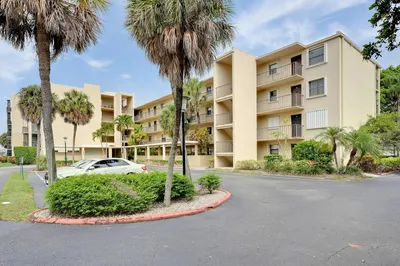 890 N FEDERAL Highway #208 1