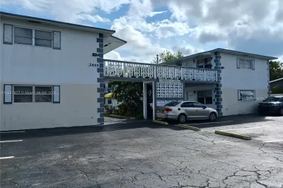 2444 Polk #102 1