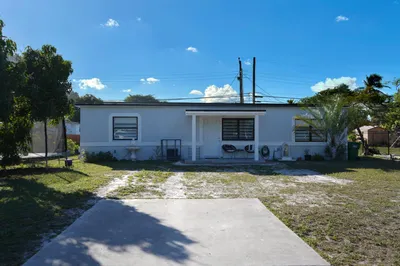 303 NW 28 Way 1