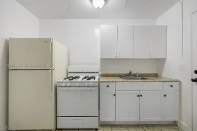 126 SW 18th Ave #4 1