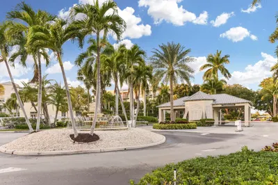 17 ROYAL PALM Way #105 1