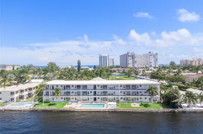 701 S Riverside Drive #305 1