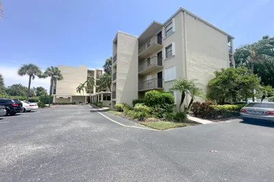 890 N FEDERAL Highway #409 1