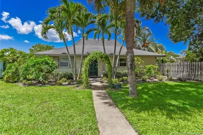 322 SW Indian Groves Drive 1