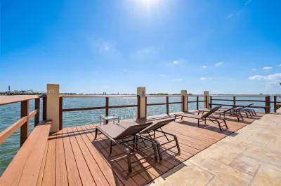 7845 NE Bayshore Ct #16 1