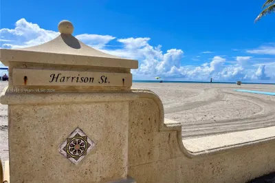 Hollywood Beach Access 30 steps Away from your Con