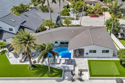 One of kind 3 Bedroom / 3.5 Bathroom Waterfront Es
