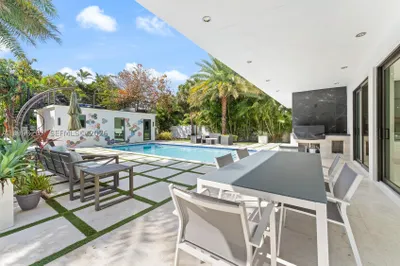 400 NW 24th St 1