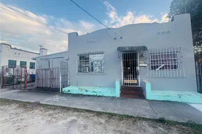 1176 NW 32nd St 1