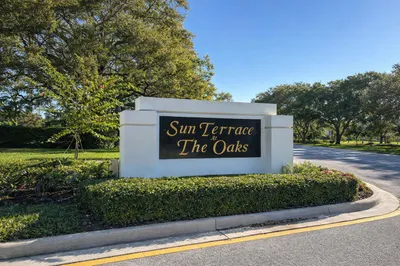 2 bed 2 bath one-level villa Located in desirable