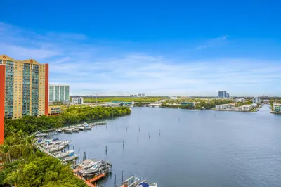 17050 N Bay Rd-Sunny Isles Beach-Yana un