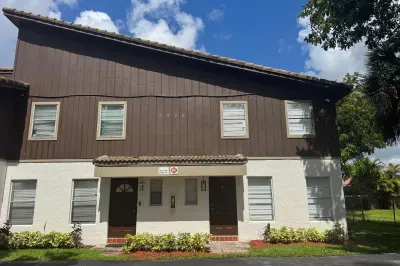 3920 Woodside Drive #14 1