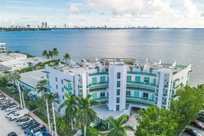 2000 Bay Dr #402 1