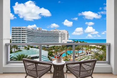 4391 Collins Ave #806 1
