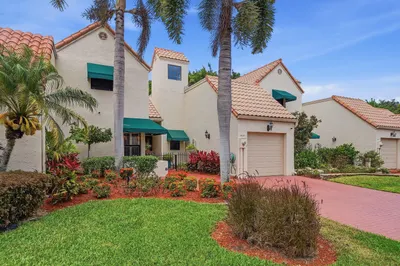 Upgraded Townhome in Centrally Located L Ambiance