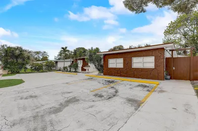 5712 Hollywood Boulevard 1