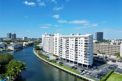 401 Golden Isles Dr #302 1
