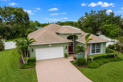 210 Champagne Court Sw 1