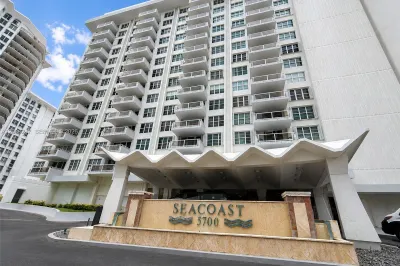 5700 Collins Ave #3A 1