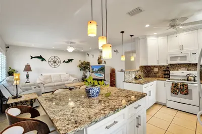 2000 NE 33rd Street #5 1