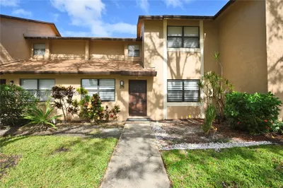 215 Lakeside Cir #215 1