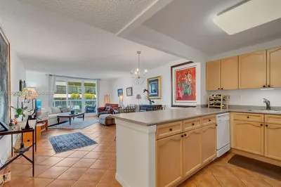 2301 Collins Ave #533 1