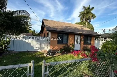 320 NW 2nd St 1