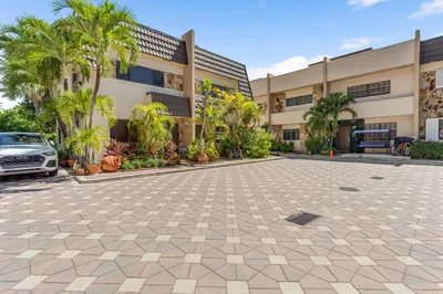 8956 Collins Avenue #4 1