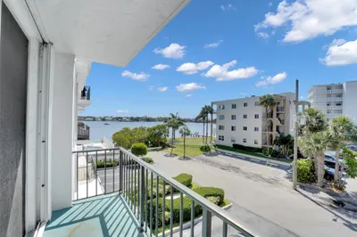 301 Croton Avenue #302 1