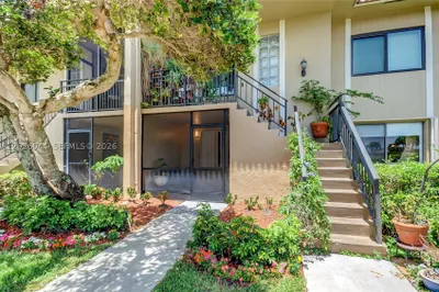 302 Lakeview Dr #105 1
