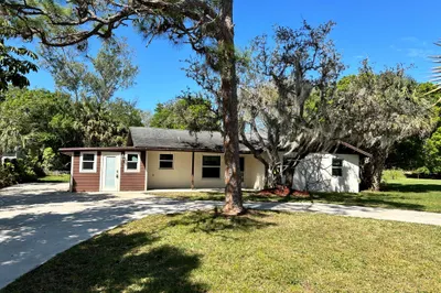 1285 SW Alligator Street 1