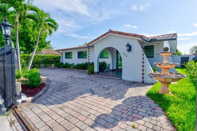 605 SW 104th Ave 1
