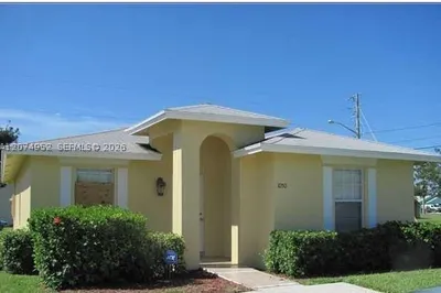 1050 NW 4th St 1