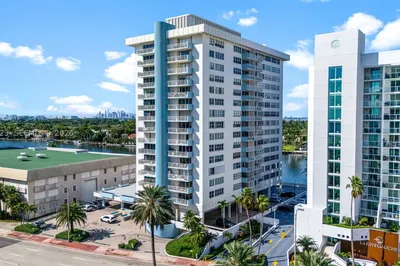 5838 Collins Ave #2B 1