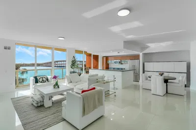 2640 Lake Shore Drive #307 1