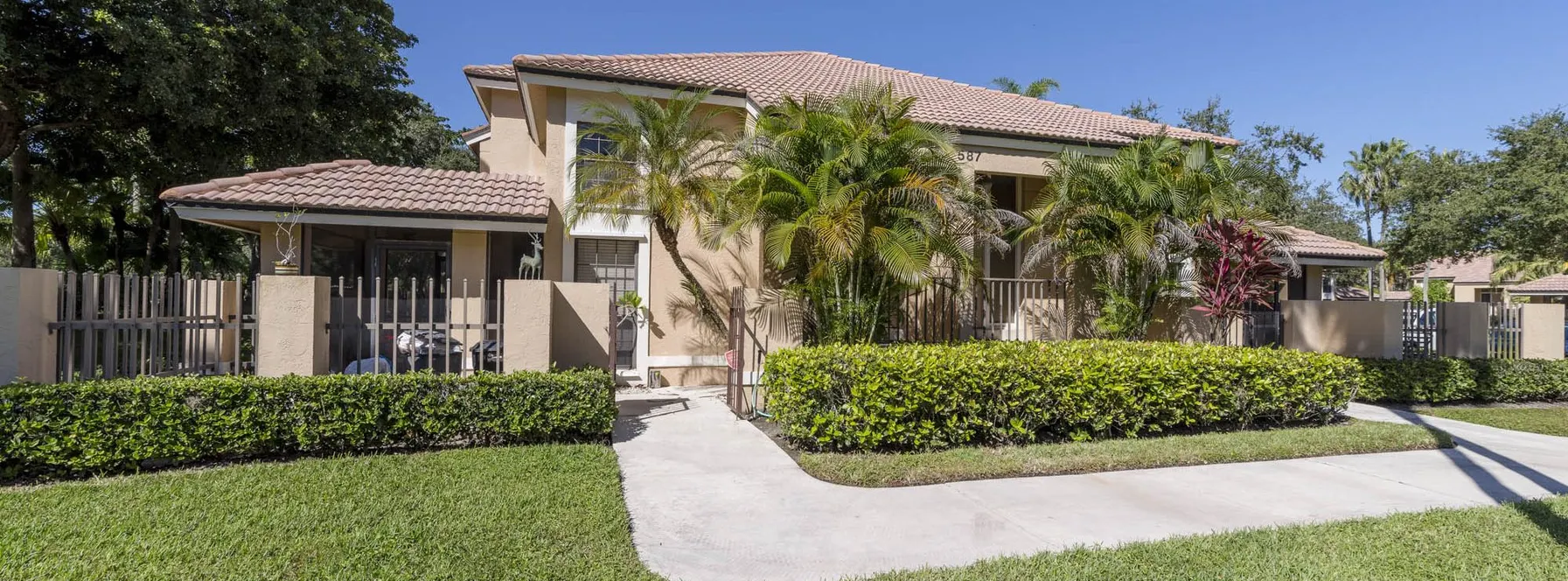 Just Listed | Pretty in PGA National | 587 Prestwick Circle 3