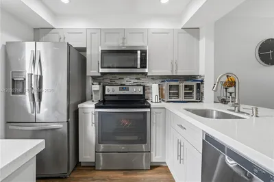 9340 Lagoon Pl #304 1