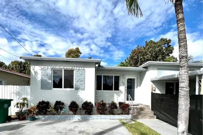 180 NW 32nd Pl #1 1