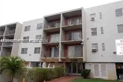1225 NE 124th St #28A 1